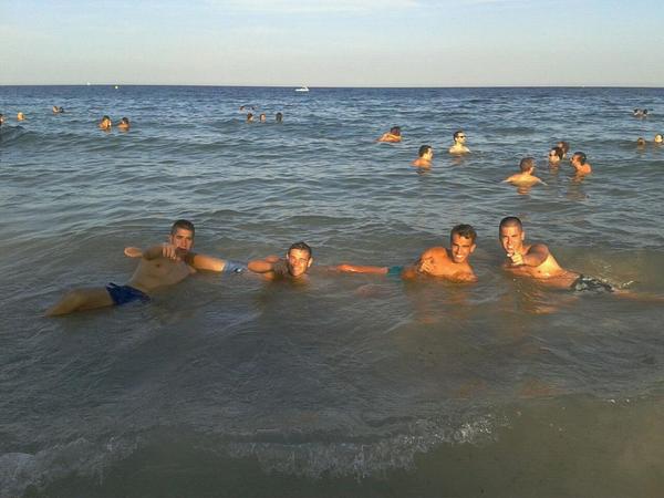 CarlosCaSau94's tweet photo. tarde de playeo con los seres. #Tiburones http://t.co/02AGdYY3TE