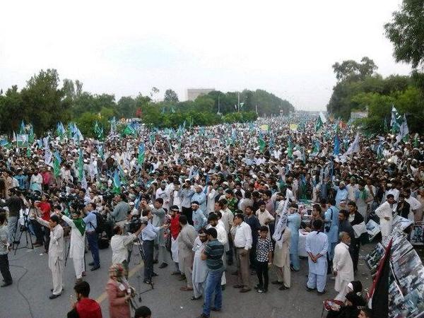 DrMerajS's tweet photo. @ahsan_jehangir: <3 Palestinian kids with @SirajOfficial in Islamabad Rally #JI #PakistanWithGaza @JIPOfficial  http://t.co/B1298eMD7N