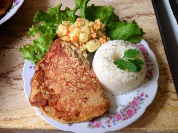 Meva447's tweet photo. Croquetas de atún ,acompañada de ensalada de gallina !!. http://t.co/qk04lEv4Ap