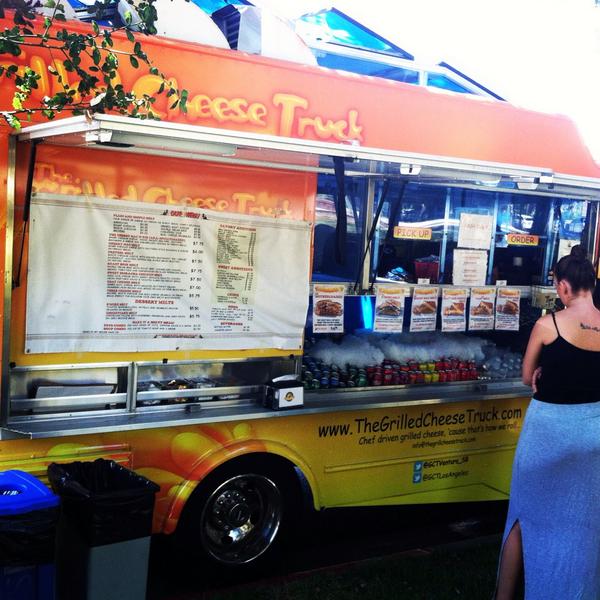 LeezaArbiv's tweet photo. Finally!! I found the @grlldcheesetruk and it was bomb! 👍👏 http://t.co/Lnplz1imOw