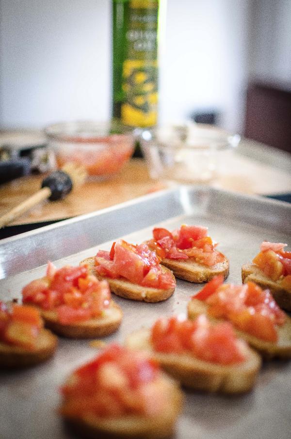 YDetour's tweet photo. Making bruschetta using home grown heirloom tomatoes from #garden &amp; @risingheartsgf #glutenfree baguette #cooking http://t.co/O9f90ky90U
