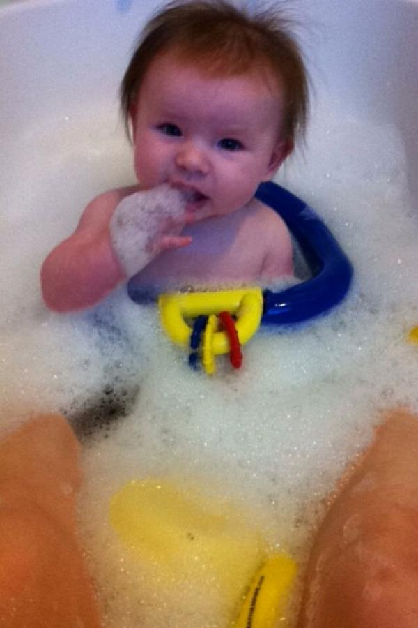 kayle_pearson's tweet photo. Bath time with my beautiful ❤️ http://t.co/bJ34IpkTmp