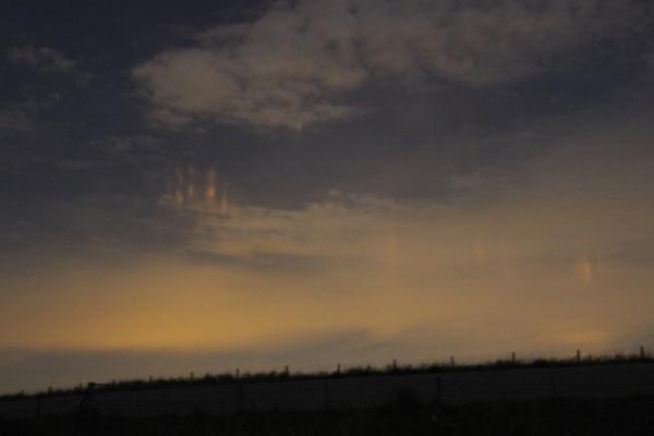 LeenBoa's tweet photo. @helgavanleur @WilliamHuizinga @weermanreinier @weerportaal @Weerplaza  
Zaterdag op Zondagnacht light pillars gezien http://t.co/pfn2orOaC9