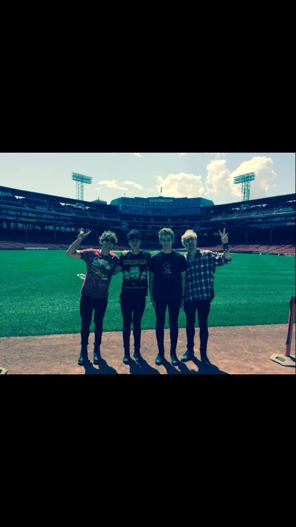 JayJelena's tweet photo. hottieeeees😻😻 @5SOS @Luke5SOS @Michael5SOS @Ashton5SOS @Calum5SOS http://t.co/46Kx0fohVf