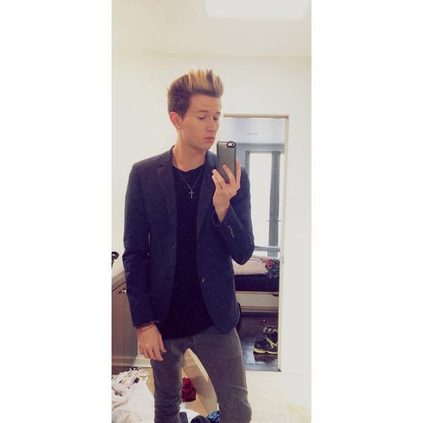 RickyPDillon's tweet image. All ready for the teen choice awards!! 😜 instagram.com/p/rh8FRGFpgE/ ..