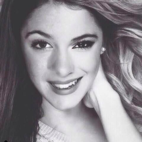 TStoesselITALIA's tweet photo. Ella creció, aprendió nuevas cosas, sigue haciendo lo que ama, y todo esto con la misma sonrisa de siempre. ☺️❤️ http://t.co/8Y9Os9g5Ef