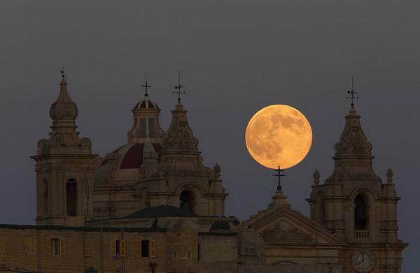 rtvenoticias's tweet photo. Así se ve la #superluna más grande del año http://t.co/cCitLDGpfG http://t.co/U3gZ3YEIyN