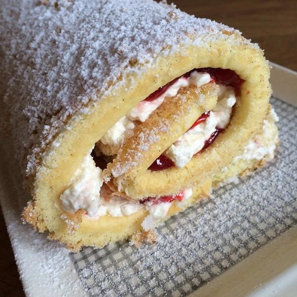JumpMag's tweet photo. Guess what we were watching this week! #gbbo #swissroll #jumpmag #yum http://t.co/pXeLCSlJXK