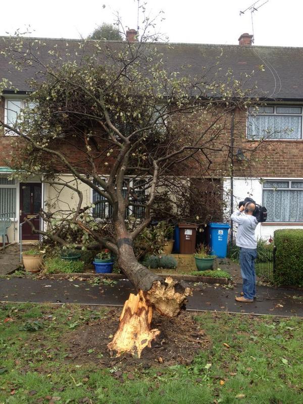 bbcweather's tweet photo. Unconfirmed reports of a #tornado in east Hull. Paul Lead, a producer from @looknorthBBC tweeted this image. Jo http://t.co/t7LmQVZMpz