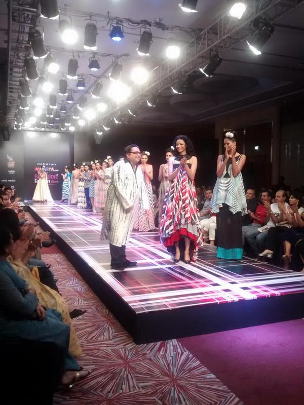 LifeThoughtsCam's tweet photo. Success :D.. @debarunindia @BLRFashionweek #BLRFashionWeek #FashionBlogger #VideoBlogger #BangaloreFashionWeek http://t.co/9wp6nWEMdh