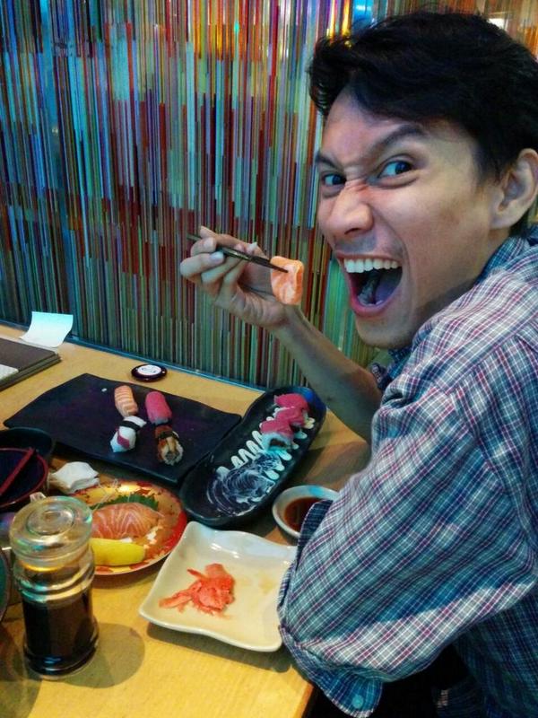 riniisw's tweet photo. Kalo udh ketemu sushi ini kelakuannya, tuh jadi karnivora hahaha --> @RsamaP :D http://t.co/2RM4cb4MoS