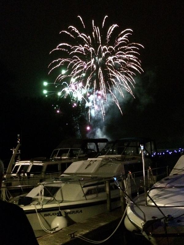 🌋supper fire works @ValWyattMarine looking over the thames from #locallarder