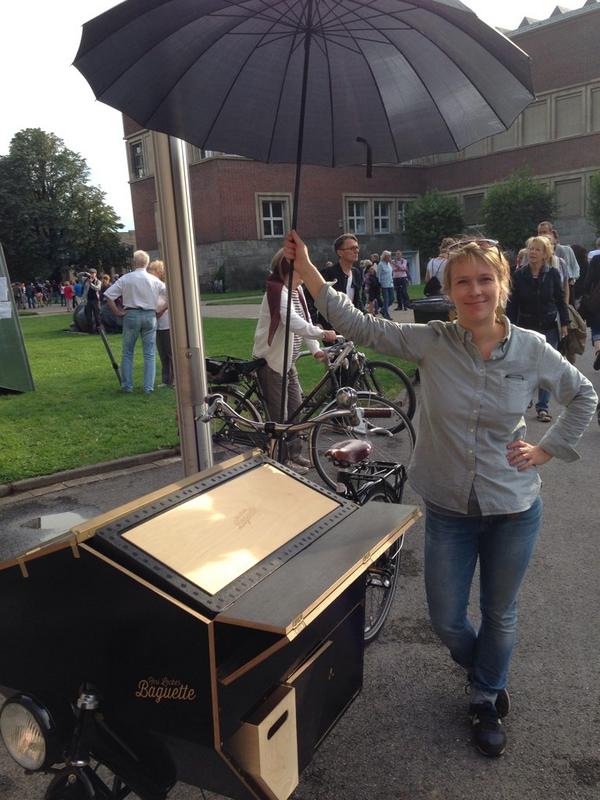 Quadriennale's tweet photo. Picknick-Sets gibt's bei #ResiLecker am Brunnen im Ehrenhof #QD2014 http://t.co/qLSTFR7Qh1