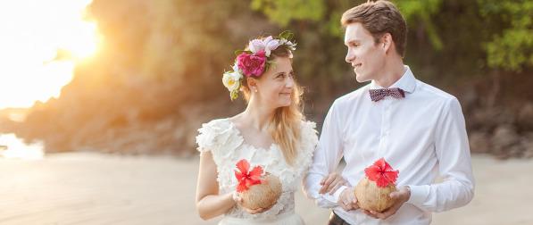 This is the coolest tropical elopement we’ve seen!
 stylemepretty.com/2014/08/08/col… 
Photo: Chloe Murdoch