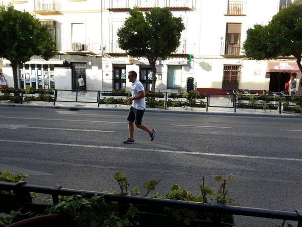 Eduhidgar's tweet photo. @Juanje_GH Un loco corriendo por mitad de la calle! http://t.co/EGqDmkxb4V