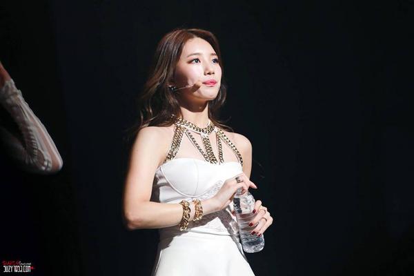 Szyy_'s tweet photo. "DamnILoveSuzy: 140809 missA_suzy - JYP Nation One Mic Concert in Seoul cr: as tagged -2 http://t.co/COqhvjydMX"