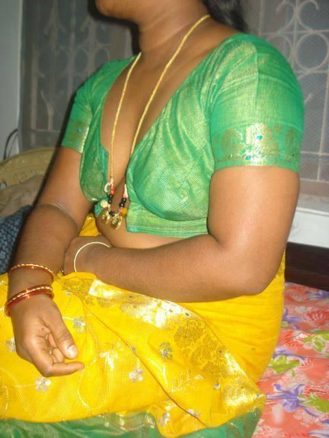 want to see hot and cute inian desi bhabhi aunty housewife images then you ...