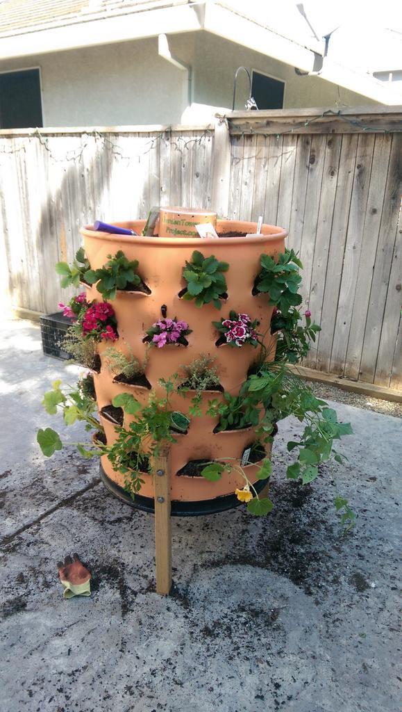 “@duhproject: Garden Tower with flowers, veggies, and herbs. ” Excellent! Getting one when I move. #UrbanHerbGarden