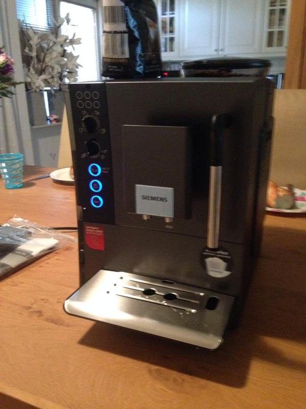SchefferFreddy's tweet photo. Er staat nog maar 1 stoel in ons kantoor , maar de ( echte bonen) koffie is geregeld. http://t.co/tCFr7BcZEk