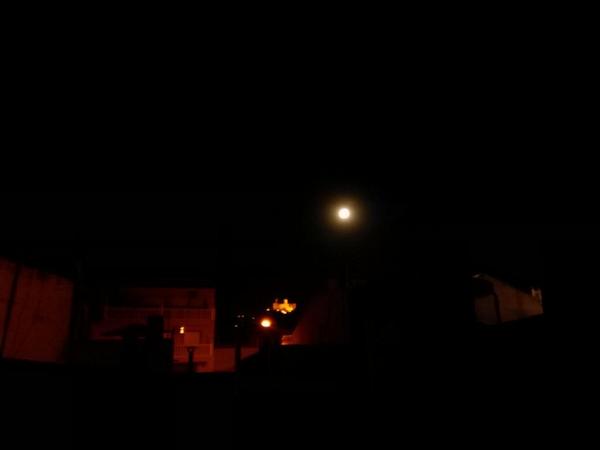 rocio_rocamora's tweet photo. Perdemos el tiempo con gilipolleces en lugar de disfrutar de esta pedazo de luna y de esta magnifica noche... http://t.co/0uEabUmHbk