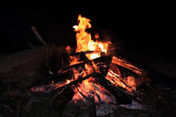 fyrselv's tweet photo. Der er ikke noget som hygge ved bålet i haven :-) Hvad står din søndag aften på? http://t.co/RfvKNLNXON