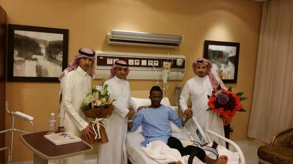 ALOROBAH_FC's tweet photo. زار أعضاء شرف النادي د.عارف اللاحقي و د. فهد المطيري و أ. مشعل العتيبي لاعب الفريق إبراهيم هزازي للإطمئنان على سلامته http://t.co/HRc7sGmEuq