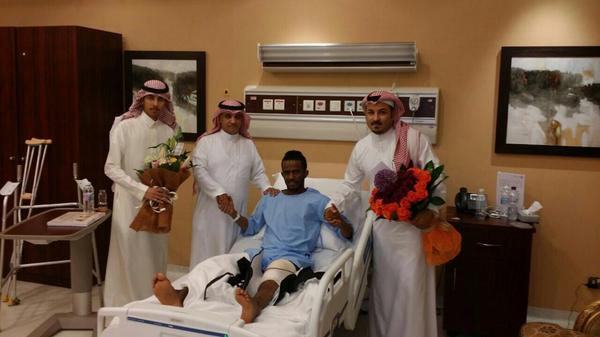 ALOROBAH_FC's tweet photo. زار أعضاء شرف النادي د.عارف اللاحقي و د. فهد المطيري و أ. مشعل العتيبي لاعب الفريق إبراهيم هزازي للإطمئنان على سلامته http://t.co/HRc7sGmEuq