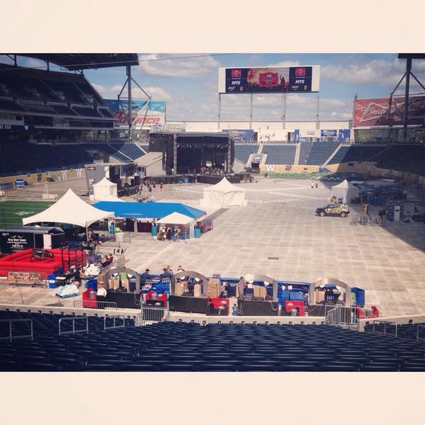 prairiejam2014's tweet photo. Happy #MTSPrairieJam Day! Doors to Investors Group Field open at 2:00 pm! http://t.co/5yDAjU2hjo