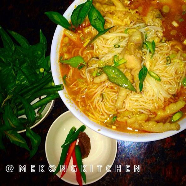 MekongKitchen's tweet photo. Fish KAOPOON with chicken feet. What is your favorite type of khaopoun ??!? http://t.co/QI6uwRX3pX