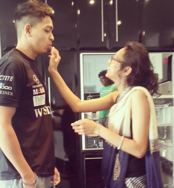 pot098's tweet image. @qyz_21 feeding me burfee #bitethehand #raki