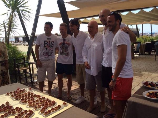 millsdeluca's tweet photo. #Inzaghi celebrating his birthday with #Galliani, #Abbiati, #Pazzini, #Abate and #Bonera http://t.co/FxpeTFUxCJ