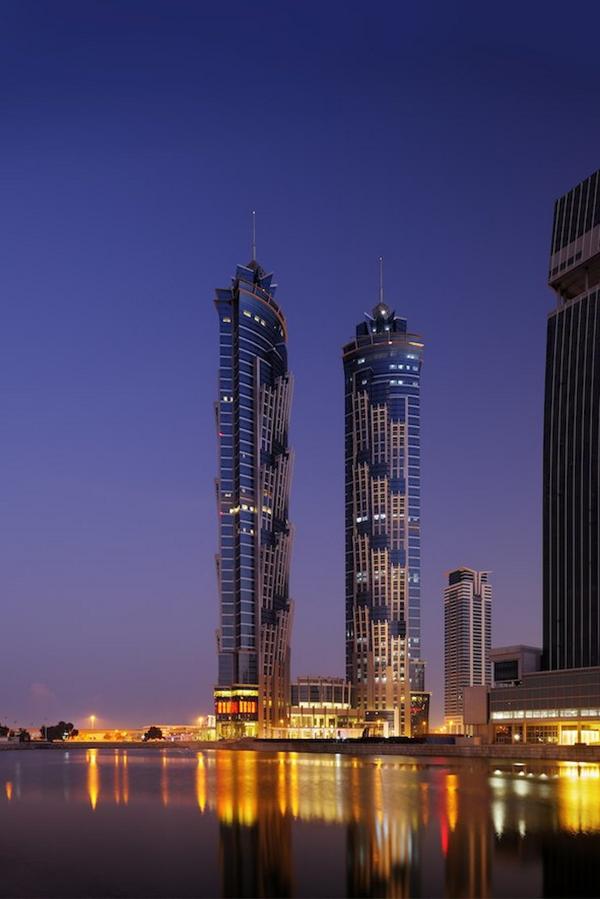 ماريوت ماركيز هو اسم اطول فندق في العالم في مدينة دبي يتكون من ٧٧ طابق بطول ٣٥٥ متر .. رقم قياسي اخر لمدينة دبي