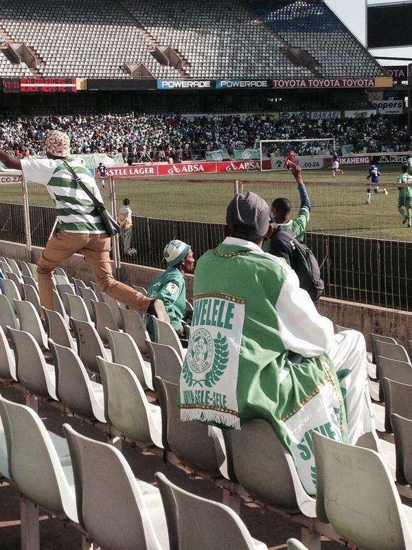 AlbaPi_'s tweet photo. Son del Celtic de Bloemfontein. Pero un poco del @LevanteUD también.. http://t.co/bEHEc40nXe