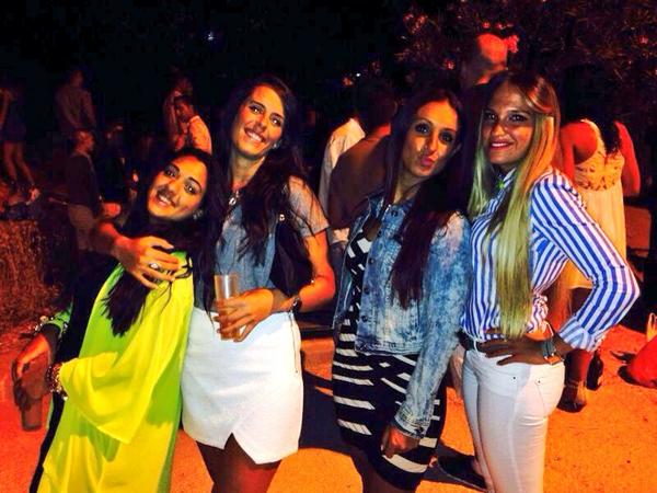 MarinaGV's tweet photo. Finiquitado otro año más de feria, con vtras, siempre ❤️ @melvegas89 @cristiserranog @RoCiO_C http://t.co/HJvqh6j7b3