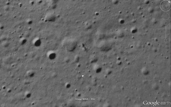 DSheldon_Cooper's tweet photo. Localizan una extraña silueta humanoide que proyecta sombra en la superficie lunar: http://t.co/msRgaWxKPy
