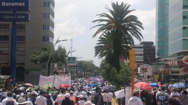 dangerwork's tweet photo. #MarchavsMorenoValle + d 20 mil ciudadanos q estamos en contra d este Gob represor #PuebladeLuto http://t.co/2CGTZeq1AJ @Taibo2