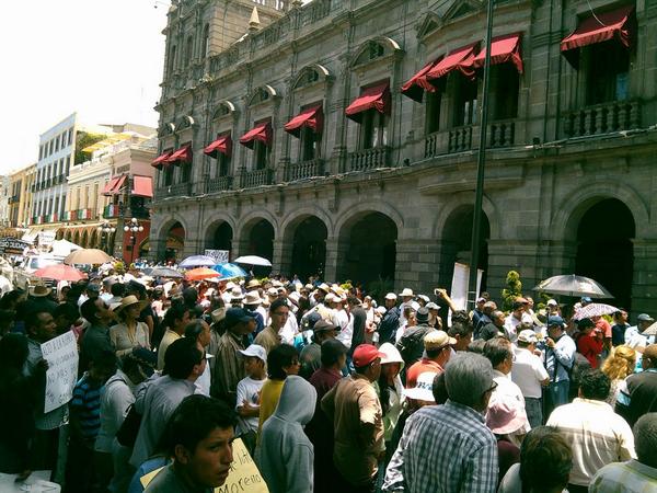 dangerwork's tweet photo. #MarchavsMorenoValle + d 20 mil ciudadanos q estamos en contra d este Gob represor #PuebladeLuto http://t.co/2CGTZeq1AJ @Taibo2