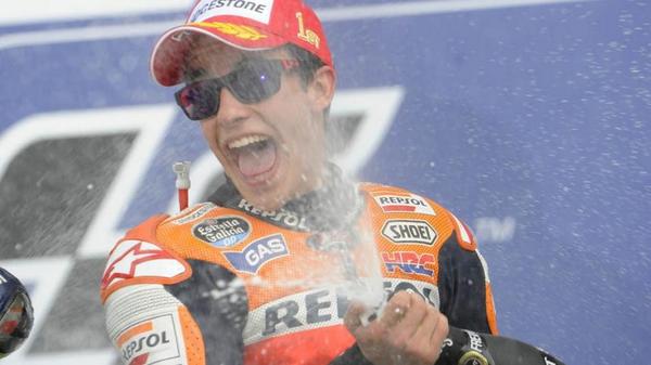 MarcMarquezFaan's tweet photo. ¡LA DÉCIMA ES NUESTRA! Ha llegado para hacer historia y así lo está haciendo carrera tras carrera, es MARC MÁRQUEZ✊✊ http://t.co/UMvhAgyRMU
