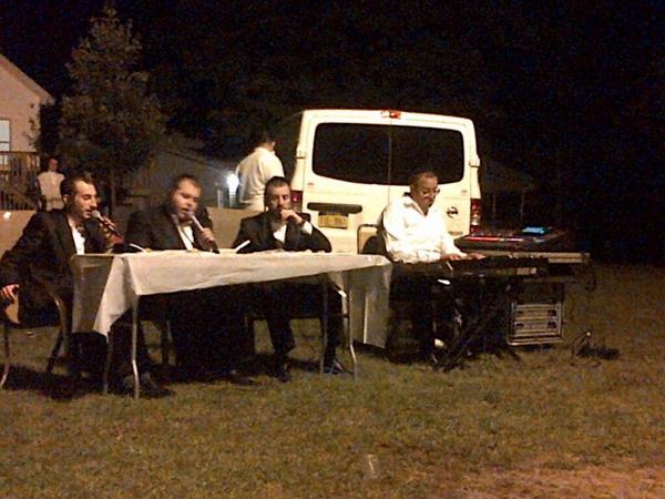 MusicRock100's tweet photo. "@TheShiraChoir: Celebrating Motshas Nachmu Highland Mills, Catskills, Poconos! http://t.co/L3M8Iq5nzY"