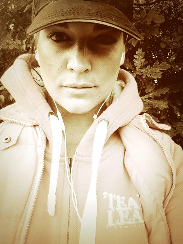 JessicaB_DIVA's tweet photo. Out for cardio, beautiful sky 😍 when I get most my thinking done :) wrapped up in fav pink @TeamLeanClothin hoody 💞💪 http://t.co/nAtB99wKYz