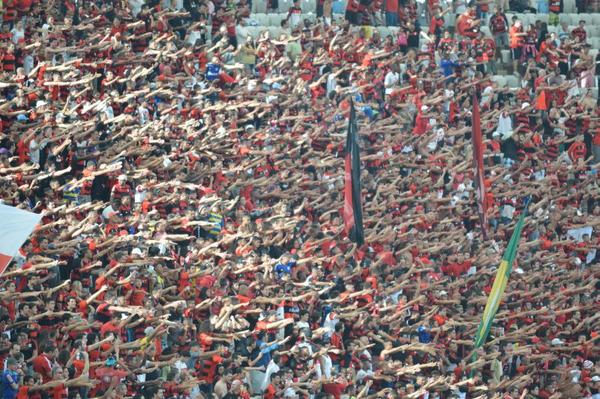 fimdejogo's tweet photo. galera da @RacaRubroNegra  fazendo uma bonita festa no maracanã - meu clique daqui da tribuna de imprensa http://t.co/0BFPrO7ufJ