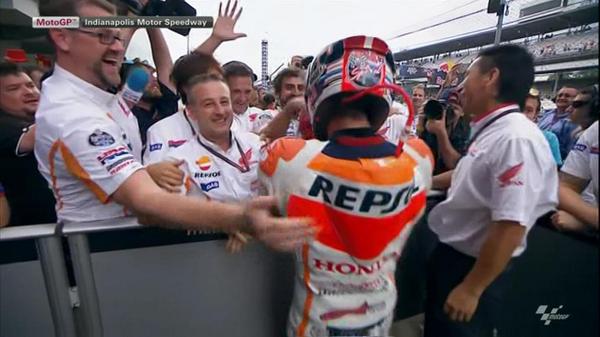 MediasetMotor's tweet photo. Así celebró Márquez la décima victoria 
http://t.co/Z2X2TADKiu @box_repsol #megustanlasmotos http://t.co/YOrTqrHs3y