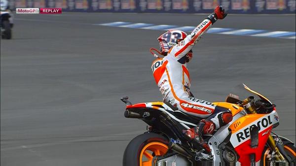 MediasetMotor's tweet photo. Así celebró Márquez la décima victoria 
http://t.co/Z2X2TADKiu @box_repsol #megustanlasmotos http://t.co/YOrTqrHs3y