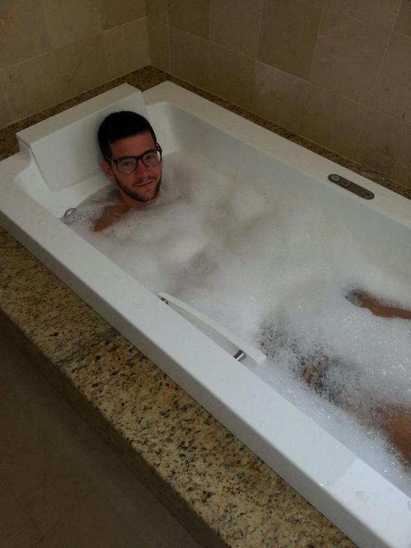 rfundas's tweet photo. Fin de semana especial @MariaPaezGomez #suite #jacuzzi #lujo http://t.co/zn5H0ngoK1