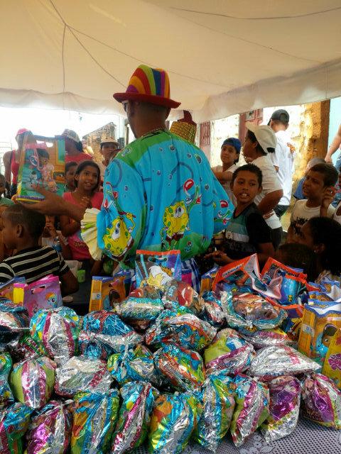 La Fundacion Mujeres Combatientes y el Payaso Perinola , celebrando El Dia del Nilño en el Sector Valle Seco .