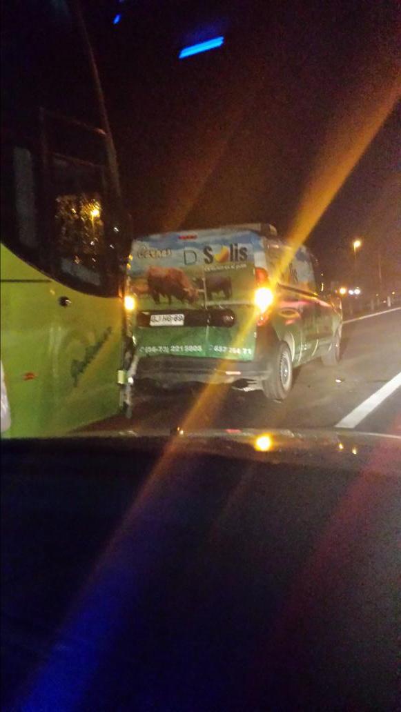 RicardoLEsp's tweet image. Choque x alcance entre turbus y 3 autos n dirección a Stgo por #ruta68 casi llegando a salida Maria pinto. @biobio