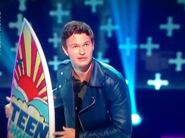 DivergenteBR's tweet photo. ANSEL NO PALCO COM SEU PRÊMIO! http://t.co/XJVr8G5XSU