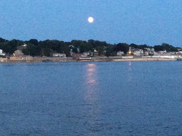 DaviaTemin's tweet photo. 3rd try! Supermoon rising over New London Ct, taken from Montauk ferry #HuffPostSupermoon http://t.co/xUDamIl0ae