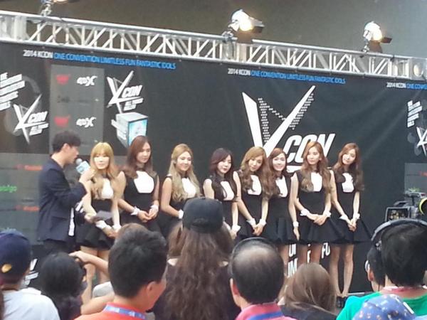 [PIC][07-08-2014]SNSD khởi hành đi LA để tham dự "KCON 2014" vào hôm nay - Page 3 But45mbCAAAt69Z