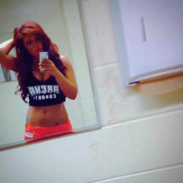 Simply_Porschea's tweet photo. Hip Show Arena Combat cage girl :) made history last night! http://t.co/ZuAjz4Uel8